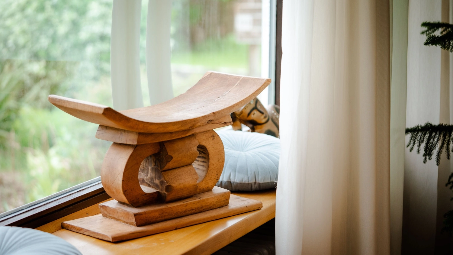 Sirima Miller – LEBENS(T)RAUM für Körper, Geist & Seele – Dies ist ein handgeschnitzter Ashanti-Hocker aus Ghana.