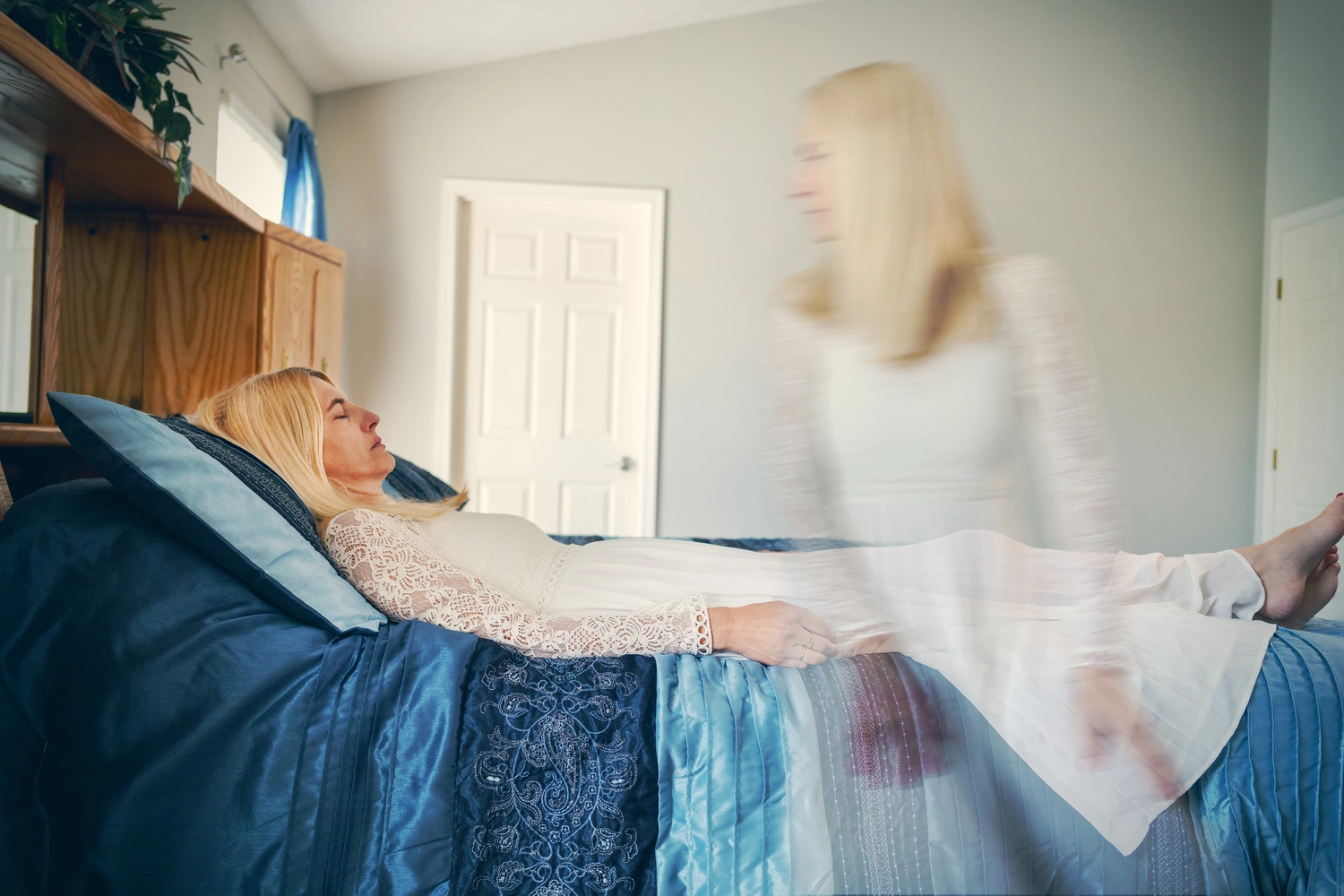 Sirima Miller – LEBENS(T)RAUM für Körper, Geist & Seele – eine künstlerische Darstellung einer außerkörperlichen Erfahrung (OBE) oder einer Nahtoderfahrung (NTE).